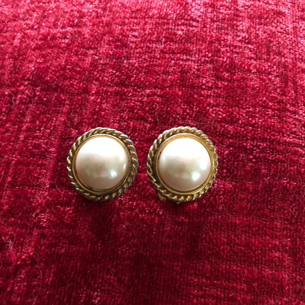 VTG GUCCI FAUX PEARL EARRINGS.